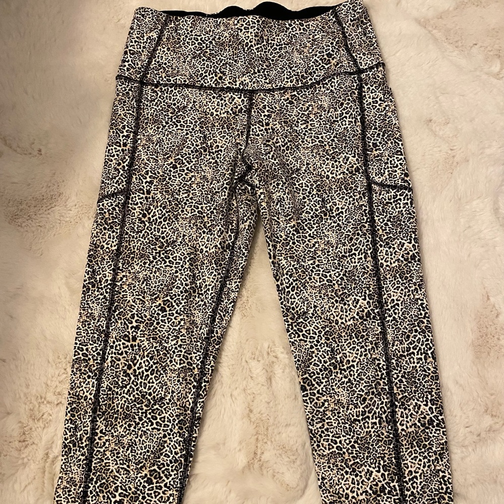 VSX Knockout Leopard Print Capris - L